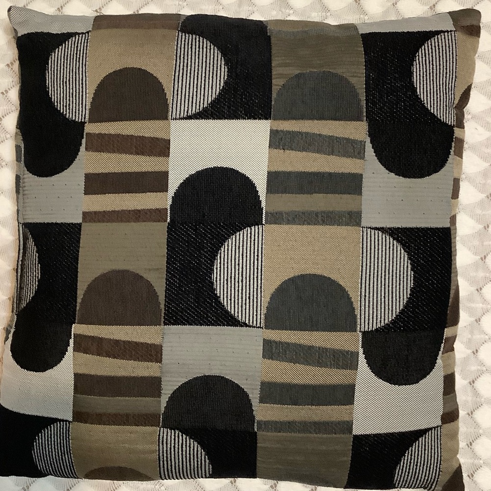 Toss pillow  with geometric shapes🦚